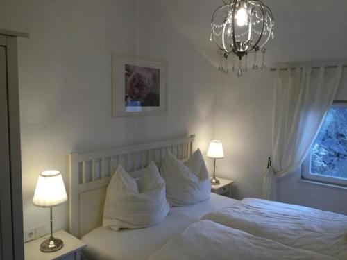皮尔纳Das Ferienhaus mit Aussicht的一间卧室配有带白色床单和枕头的床。