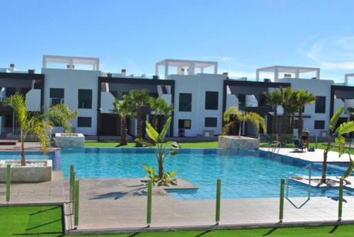 奥里韦拉海滩Apartment OasisBeach La Zenia的大楼前的大型游泳池