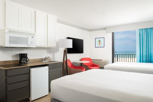 圣徒皮特海滩比尔马海滩度假酒店的酒店客房带两张床和厨房