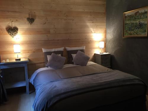 拉佩蒂特皮耶尔Les appartements d'estelle的一间卧室配有一张大床和两盏灯