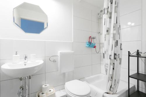 柏林Studio Apartment for 3的白色的浴室设有卫生间和水槽。
