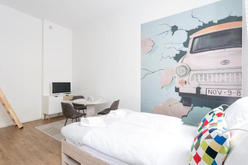 柏林Studio Apartment for 3的一间卧室配有一张床和一张面包车壁画