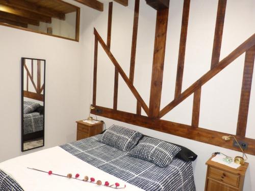萨拉曼卡LAS CATEDRALES De SALAMANCA的一间卧室,配有一张带棒球棒的床