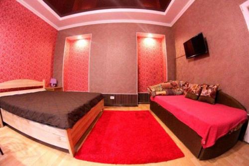 克洛佩夫尼茨基Егорова的一间卧室配有两张床,铺有红地毯