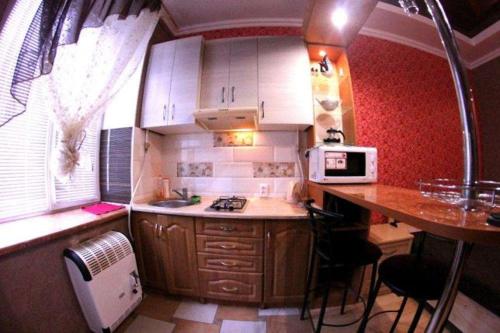 克洛佩夫尼茨基Егорова的一个带桌子和台面的小厨房