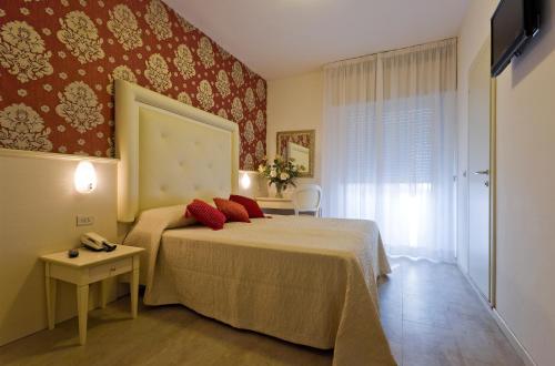 贝拉里亚-伊贾马里纳福斯基半岛酒店的酒店客房设有床和窗户。