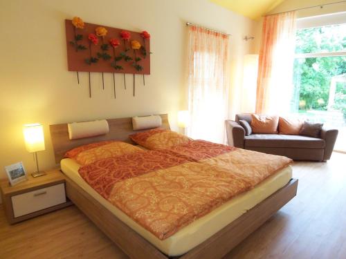 莱茵河畔凯尔巴德策乡村绿洲酒店的一间卧室配有一张床和一个沙发