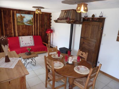 Feissons-sur-SalinsChalet Le Tredard的客厅配有桌子和沙发