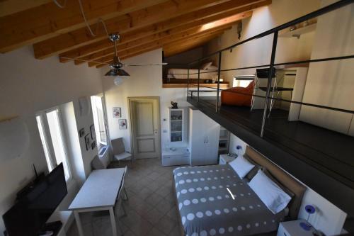 苏尔扎诺卡萨德尔德拉戈公寓的客房设有带沙发和桌子的楼梯。