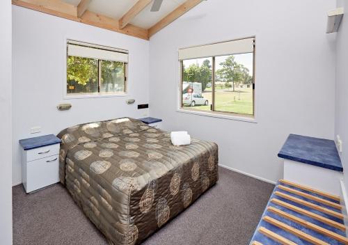 图克雷卡农海滩度假酒店的一间卧室设有一张床和一个窗口