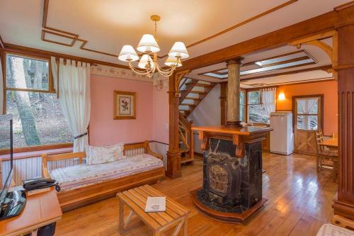 乌斯怀亚阿尔迪内华达山林小屋的一间带壁炉和楼梯的客厅