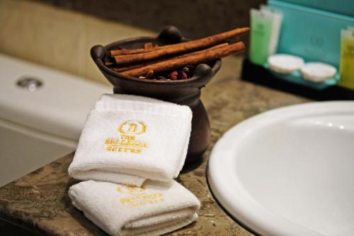 雅加达The Bellezza Hotel Suites的一间带水槽、毛巾和卫生间的浴室