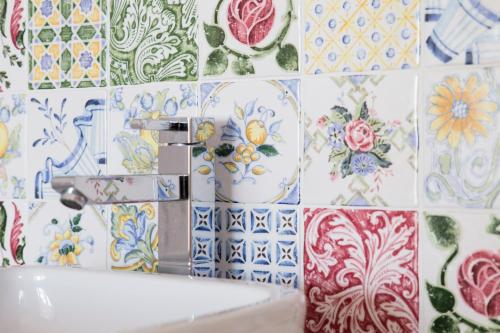 小琉球岛大海的天空的浴室的墙壁上铺有色彩缤纷的瓷砖,设有水槽