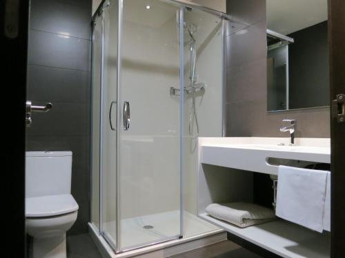 奥维多克拉林公寓酒店的带淋浴、卫生间和盥洗盆的浴室