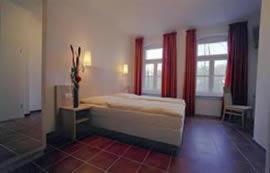 维尔茨堡Ab博斯特库茨施尔旅馆的一间卧室设有一张床和两个窗户。