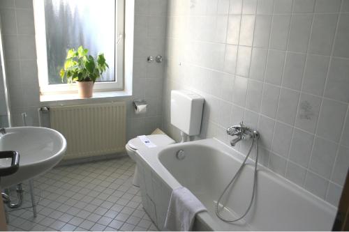 埃森博白克城堡酒店的带浴缸、卫生间和盥洗盆的浴室