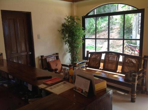 科隆神圣城堡旅行者宾馆的一间带桌子和大窗户的用餐室