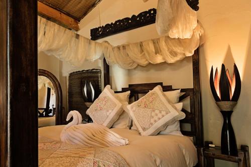 彼得勒蒂夫De Loft Guesthouse的一间卧室配有一张带天鹅的床