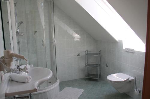 韦因地区拉奇Zweytick Gästezimmer Weingut的一间带水槽、淋浴和卫生间的浴室