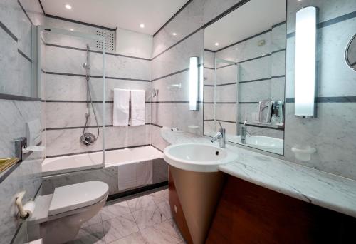 那慕尔娜姆尔城堡酒店的浴室配有盥洗盆、卫生间和浴缸。