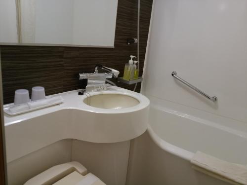 橿原市橿原市大和酒店的白色的浴室设有水槽和卫生间。