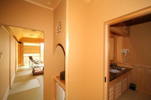 松本奥伊韦克亚旅馆的客房内的浴室设有水槽和镜子