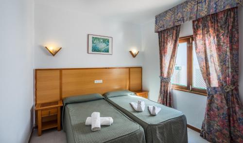卡门港洛斯费斯克斯蓝海酒店的一间卧室设有一张床和一个窗口