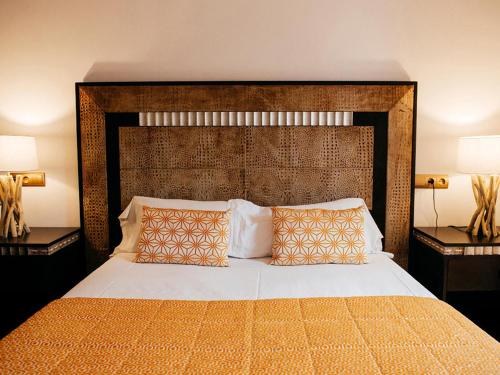 桑坦德Apartamentos Art Suite Santander的一间卧室配有一张大床和两盏灯