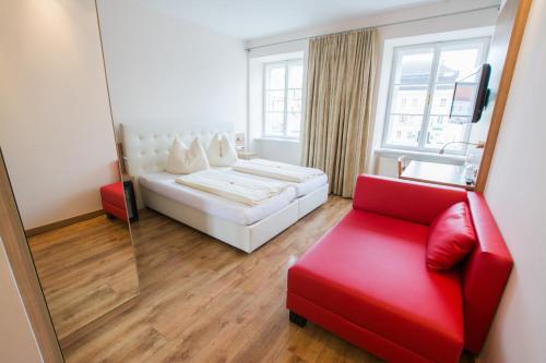 Obernberg am Inn卡斯图夫博斯特酒店的客厅配有白色沙发和红色椅子