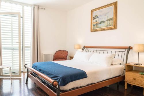 热那亚Darsena Apartment的一间卧室配有一张床和一把椅子