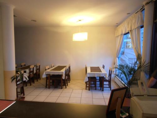 乌斯怀亚阿根廷安塔蒂达酒店的一间带桌椅的用餐室和窗户。