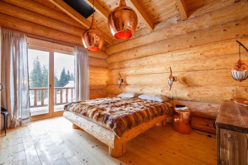 克利浦托尔Klippitz Resort的小木屋内一间卧室,配有一张床