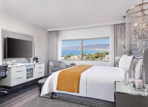 洛杉矶亨特利圣莫尼卡海滩酒店的酒店客房设有一张床和一个大窗户