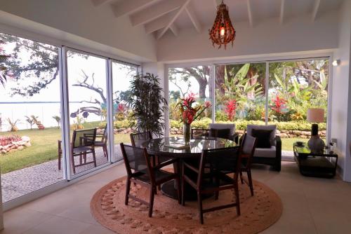 SaraotouOcean Point Villa的客厅内带桌椅的用餐室