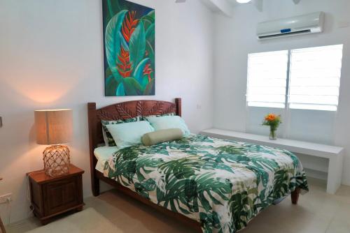 SaraotouOcean Point Villa的一间卧室配有床、灯和窗户