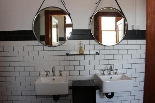 Guildford吉尔福德酒店的浴室设有2个水槽和2个镜子