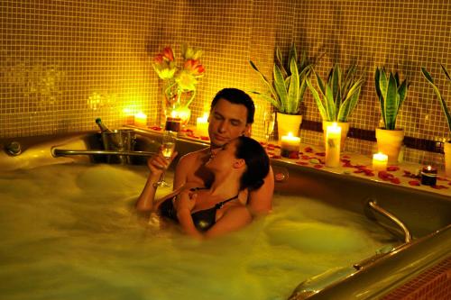 孔泽四季SPA精品酒店 的浴缸里男女坐在一起