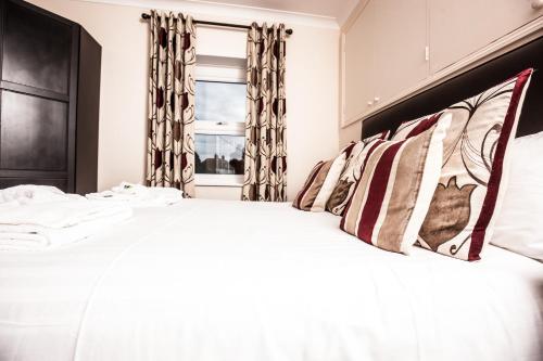 布兰登布兰登桥梁酒店的卧室配有一张大白色床和窗户