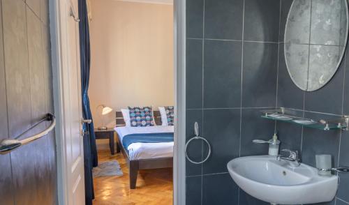 贝尔格莱德精选客房旅馆的一间带水槽和镜子的浴室