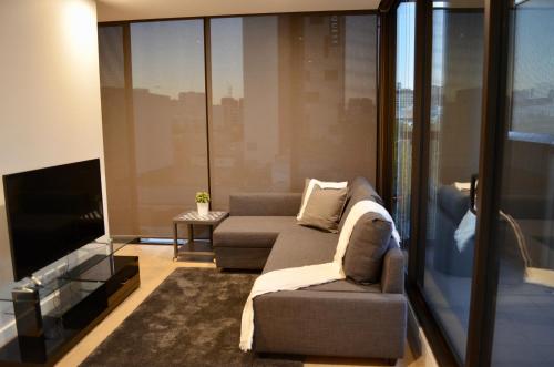 阿德莱德维恩科瓦公寓的带沙发和电视的客厅