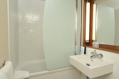 圣康坦钟楼圣昆廷酒店的白色的浴室设有水槽和淋浴。