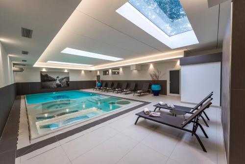 阿科Villa Italia Luxury Suites and Apartments的一座房子内带天窗的游泳池