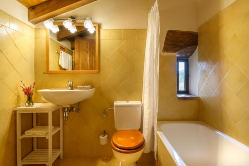 Akerreta阿克莱塔酒店的浴室配有卫生间、盥洗盆和浴缸。