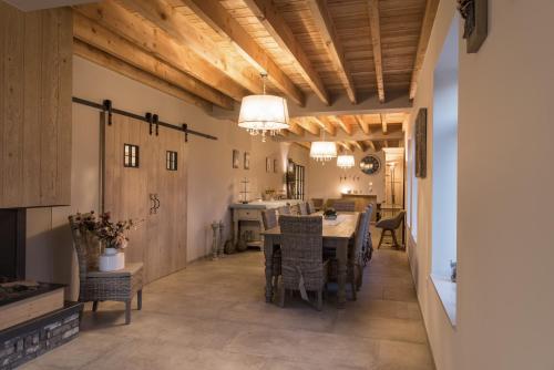 Sint-Martens-LennikB&B De Windheer的厨房以及带桌椅的用餐室。