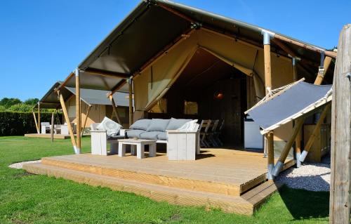 东福尔讷Safaritent的房屋设有木制甲板和沙发