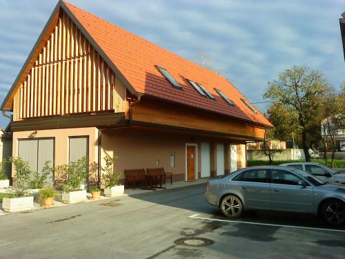 Ig克兰卡尔旅馆的停在一座橙色屋顶房子前面的汽车