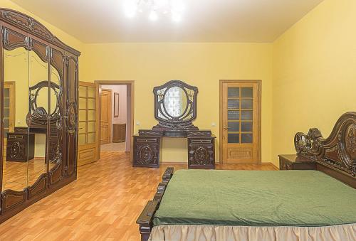 圣彼得堡Cosy Apartment on Nevskiy的一间卧室配有一张床和一面大镜子