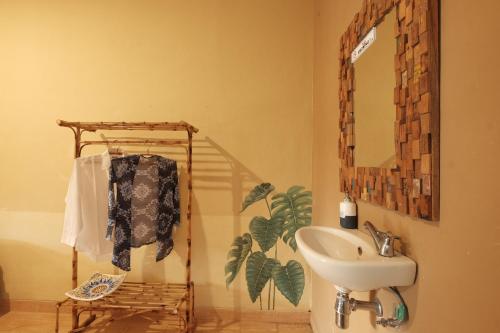 日惹日惹奥美旅馆的一间带水槽和镜子的浴室