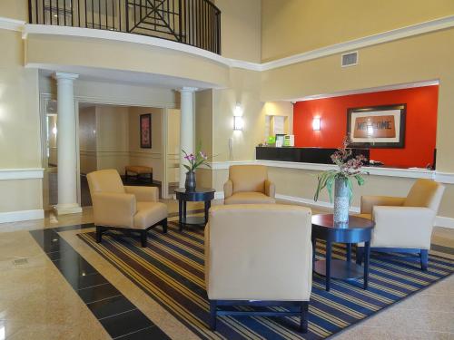 韦伯斯特休斯顿纳萨湾区长住酒店的大堂设有带桌椅的等候室