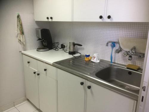 尼科西亚Datacom Guest House的厨房配有水槽和台面